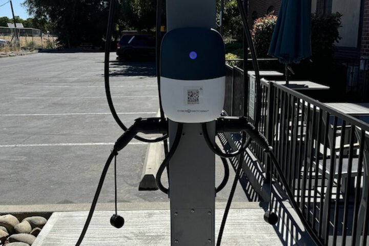 Electric vehicle charging station
