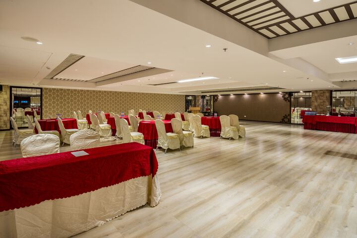 Ballroom/Hall 80 of 104