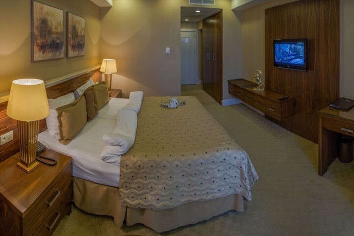 Room 11 of 37
