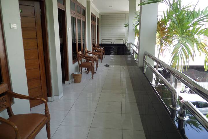 Lounge 36 of 47
