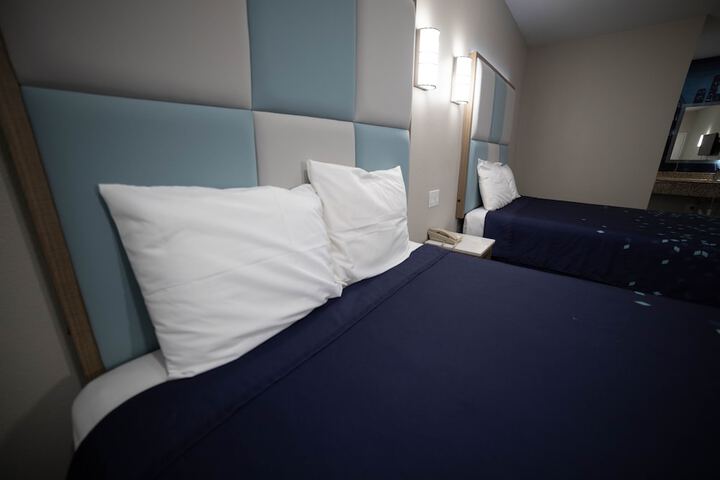 Deluxe 2 Queen Beds (3 of 7)
