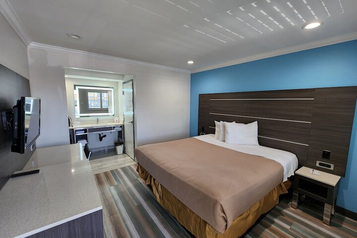 1 King Bed (10 of 21)