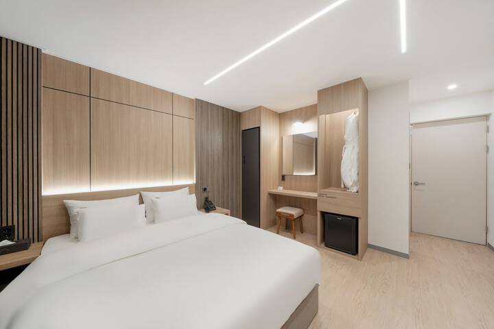 Room 5 of 17