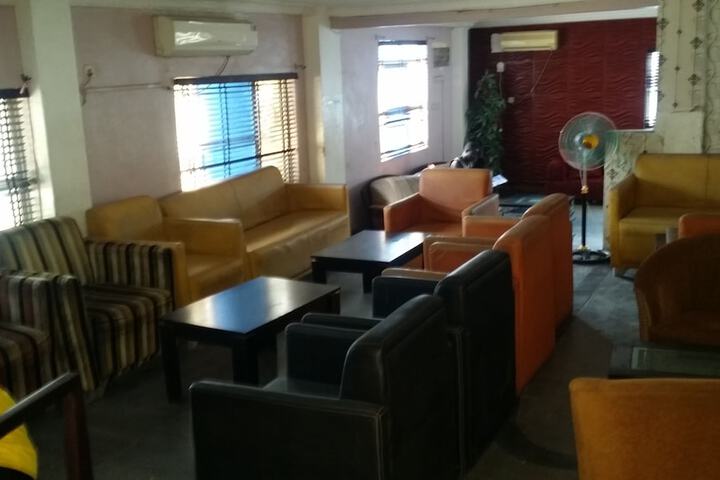 Lounge 31 of 37