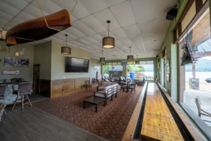 Lounge 427 of 549