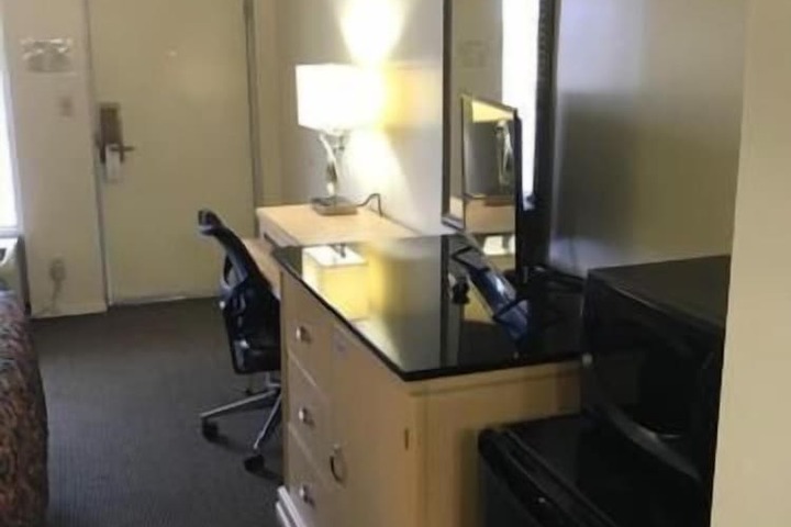 Room 17 of 34