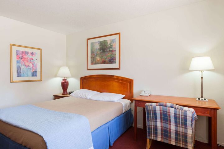 Room 6 of 17