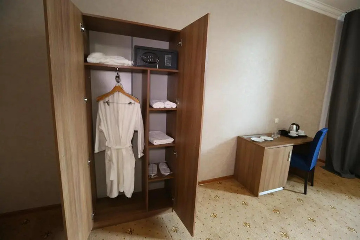 Room 6 of 12