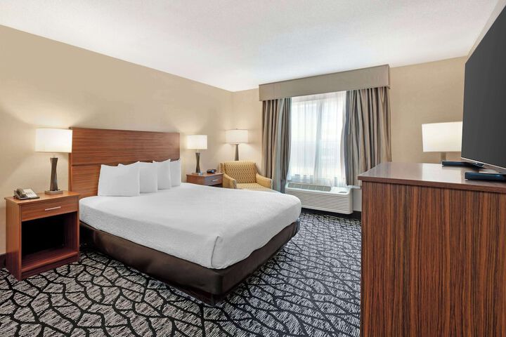 1 King Bed Microwave and Refrigerator WiFi Walk in Shower Full Breakfast (8 of 14)