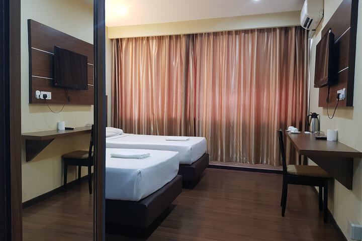 Room 8 of 33