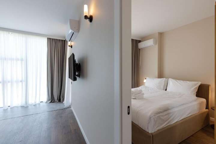 Room 33 of 48