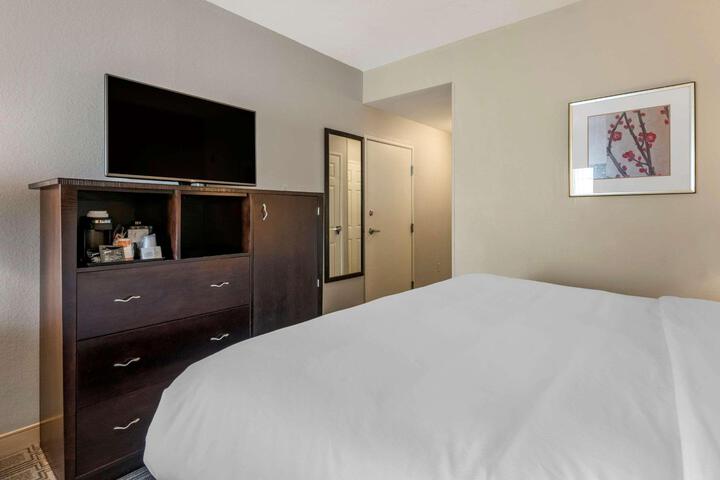 1 King Bed (1 of 22)