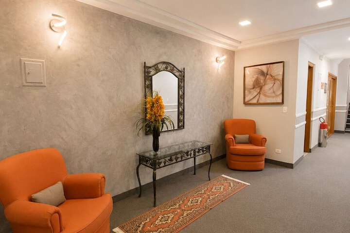 Lounge 38 of 43