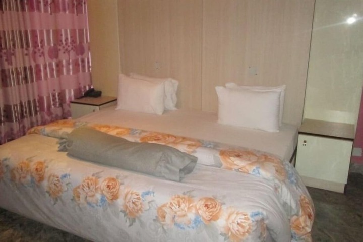 Room 6 of 18