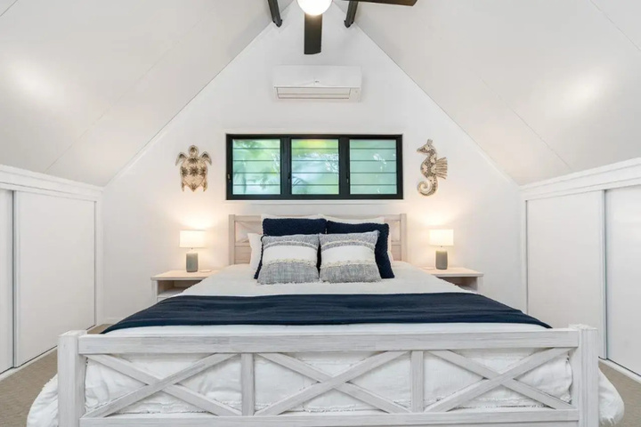 Room 4 of 12