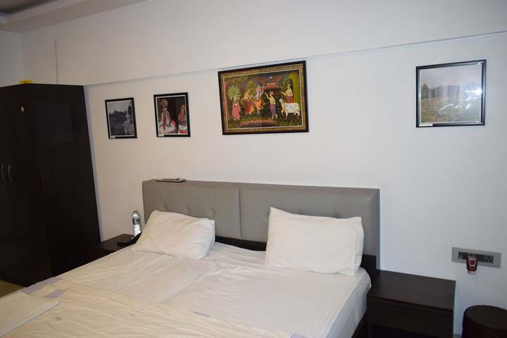 Room 18 of 144