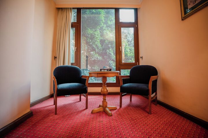 Room 8 of 10