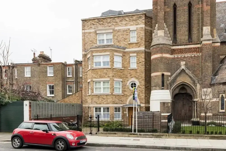 Amazing Designer 2 bed in Barons Court / west Ken