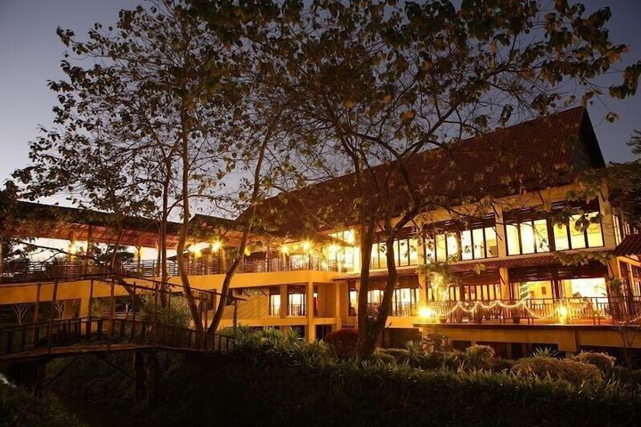 Hotel Exterior 43 of 51