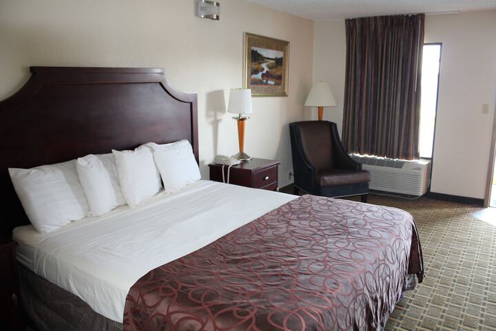 1 King Bed No Pets Allowed (1 of 7)