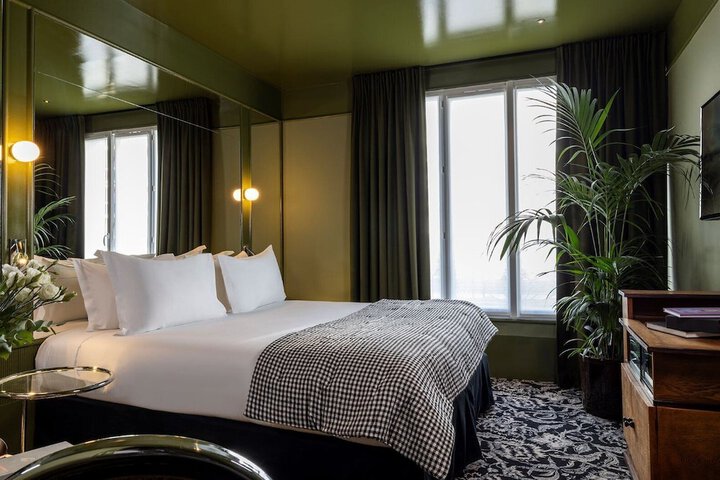 Room 27 of 61
