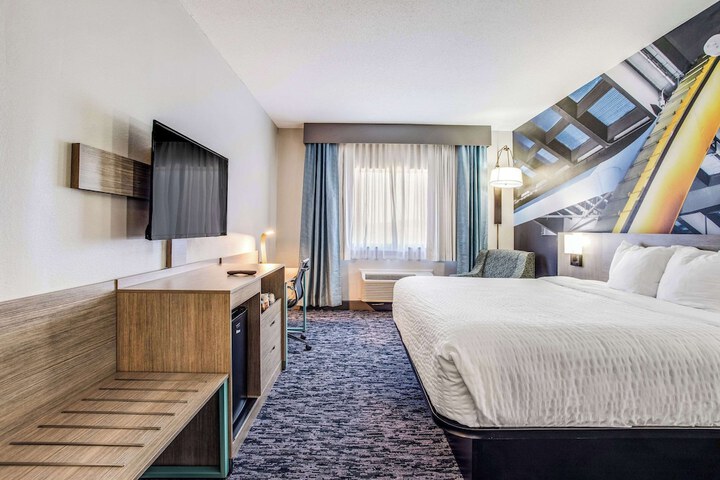 Standard | King Bed (4 of 10)