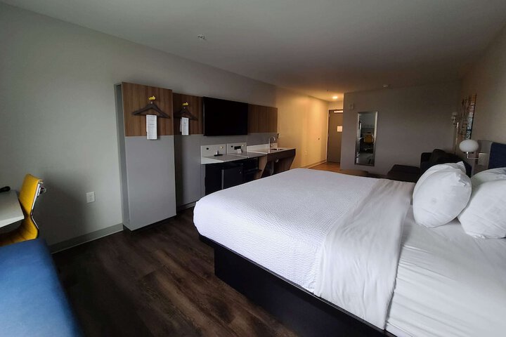 1 King Bed (11 of 14)