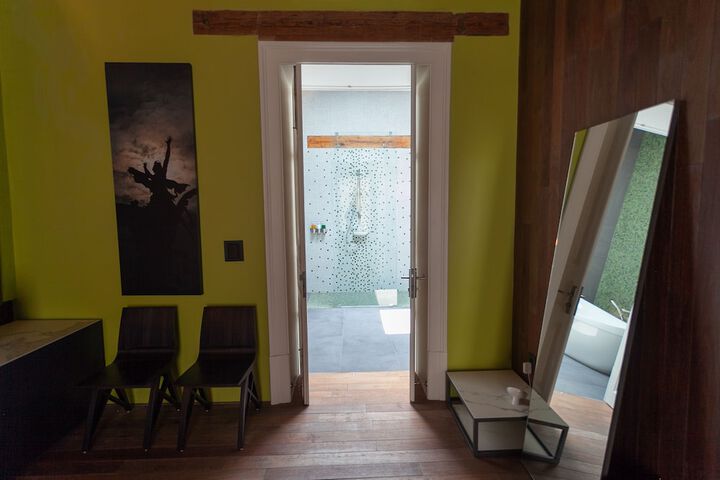 Room 18 of 107