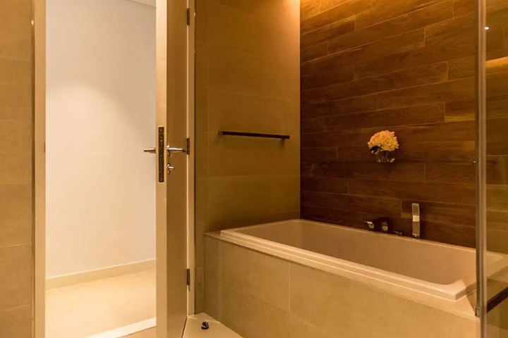 Room 4 of 9