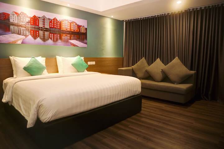Room 28 of 103