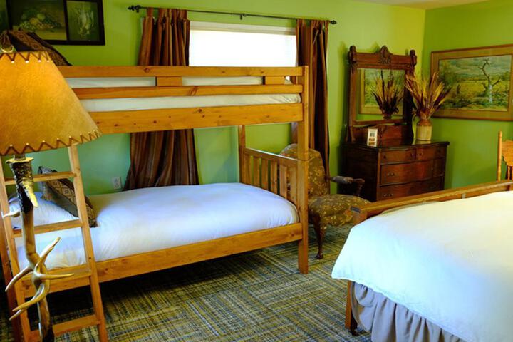 Superior Quadruple Room 2 Queen Beds Mountain View (2 of 2)