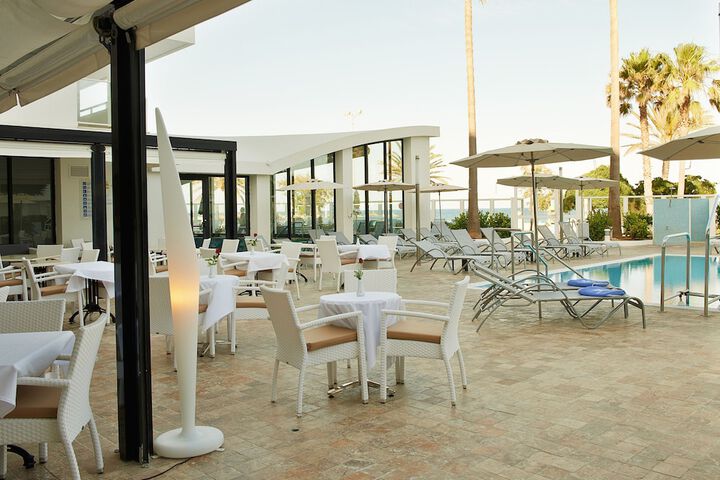 Hotel with Pool