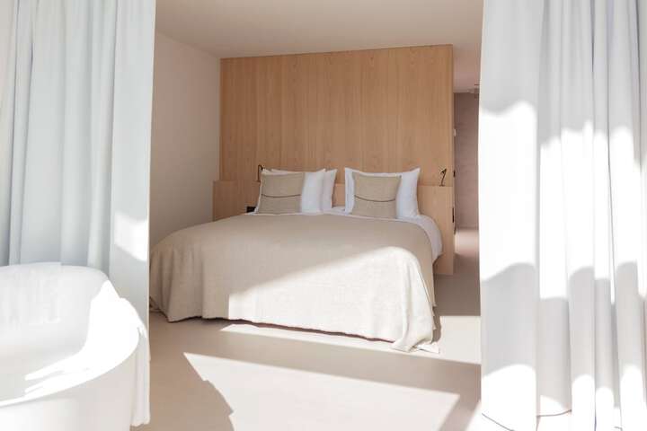Room 27 of 76