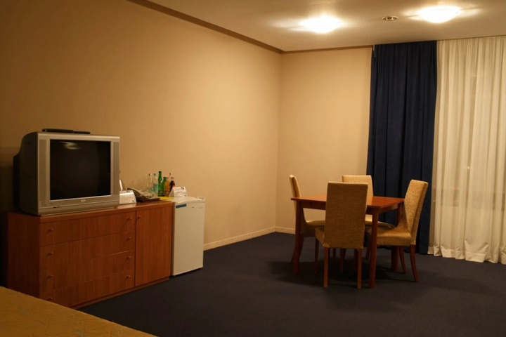 Room 6 of 10