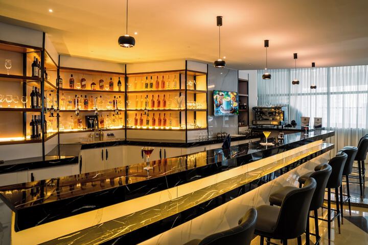 Lounge 92 of 108