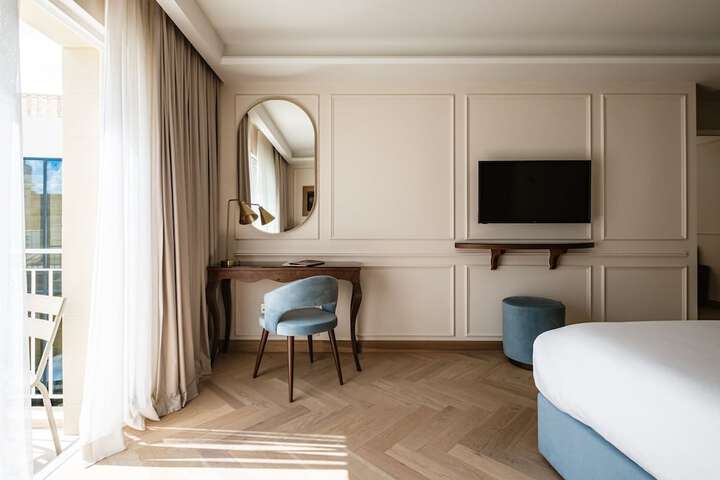Room 9 of 48