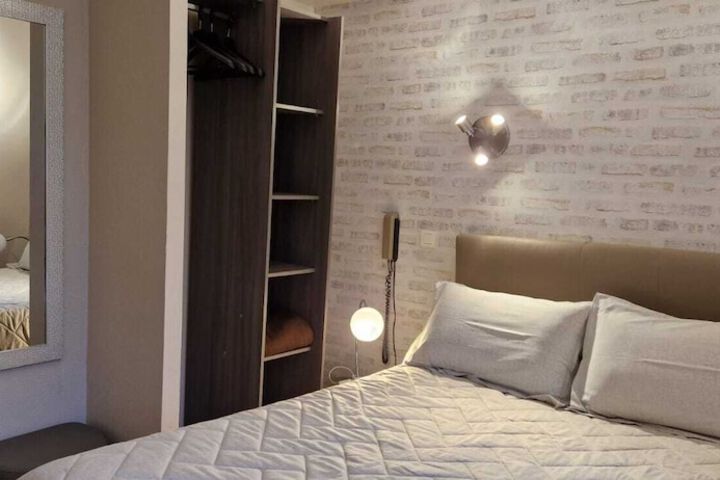 Room 32 of 62