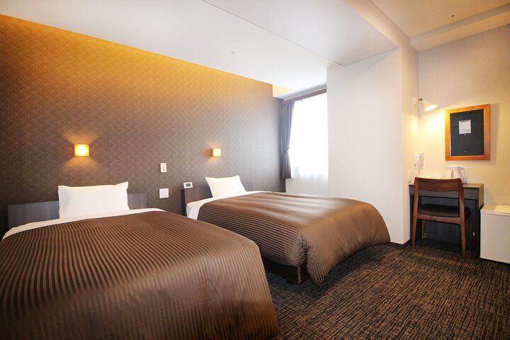 Room 6 of 28