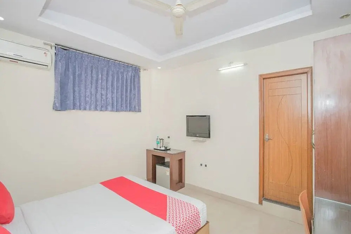 Room 5 of 9