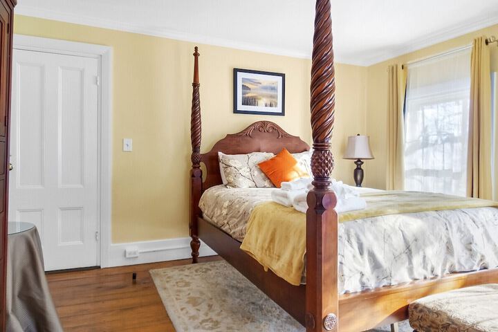 1 Queen Bed (3 of 26)