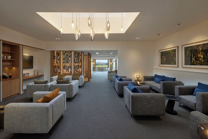 Lounge 29 of 39