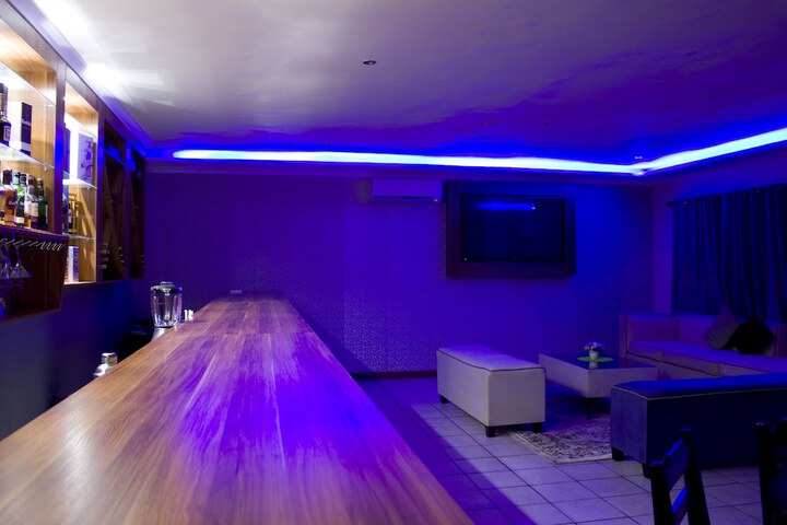 Lounge 36 of 44