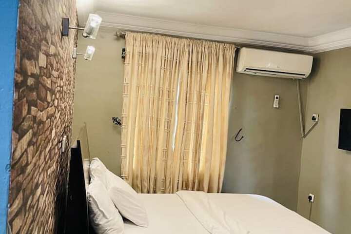 Room 13 of 27