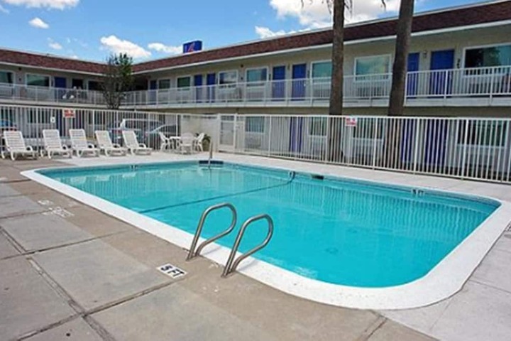Hotel Pool