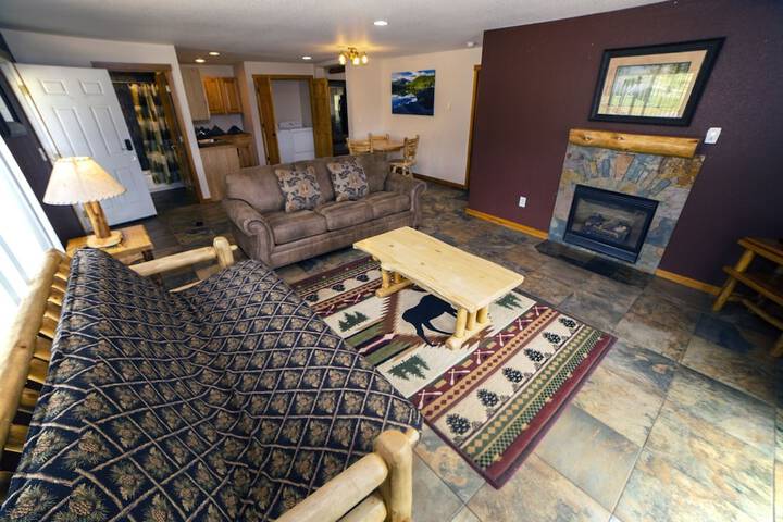 Image of Rocky Mountain Retreat 1A- 4 bedroom / 3 bath with personal hot tub offers Panoramic Mountain Views 4 Cabin