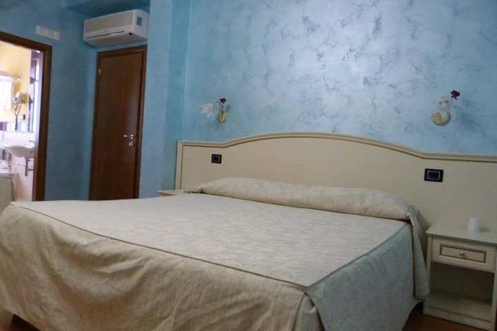 Room 5 of 13
