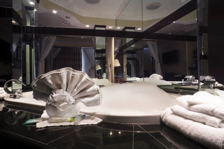 Private spa tub