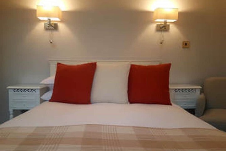 Room 6 of 18