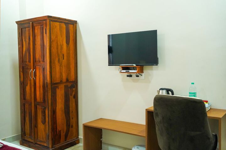 Room 5 of 11