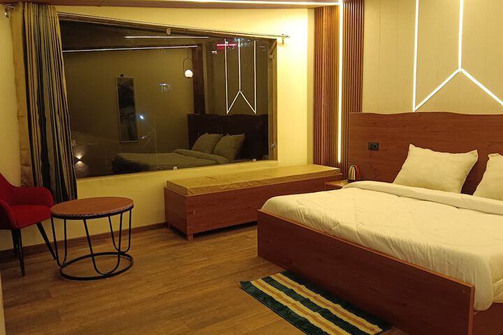 Room 6 of 14